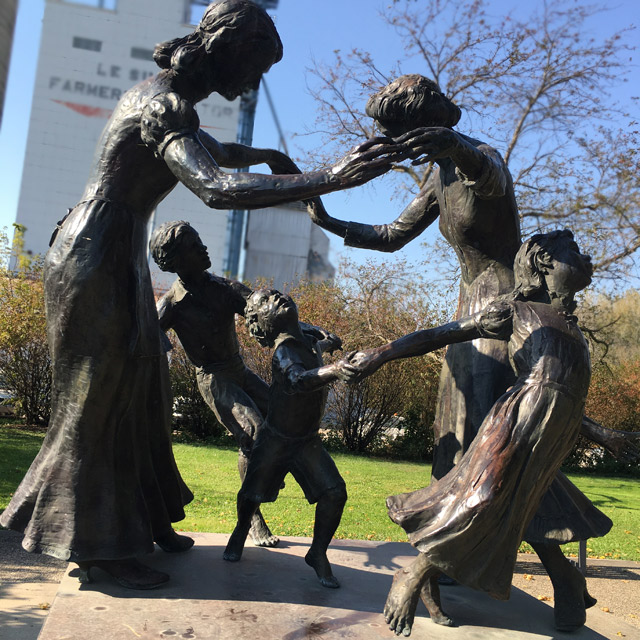Mothers statue by Paul Granlund at Le Sueur Mayo House